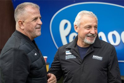 Aue-Cheftrainer Pavel Dotchev (rechts) und Viktoria-Sportvorstand Franz Wunderlich im Gespräch vor Anpfiff.