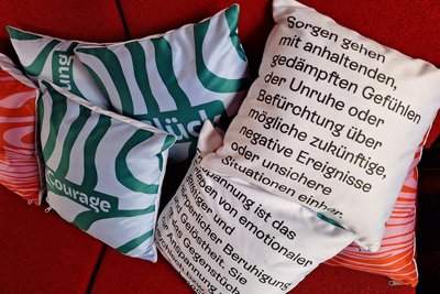 Im Inneren des Wagens heißt es: Platz nehmen. Zum Denken, Reden oder informieren. Viele kleine Elemente wie Kissen stimmen auf mögliche Themen ein.