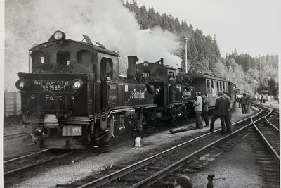 Das historische Bild zeigt die frühere Schmalspurbahn zwischen Rothenkirchen und Schönheide.