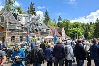 Schon lange geschlossen, aber Kultstatus: Der gut besuchte Tourismusstandort der berühmten „Dreckschänke“ beim Benefizteffen in Potůčky.