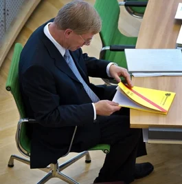 Der Finanzminister im Landtag vor der Vorstellung des Haushalts 2011/12. 