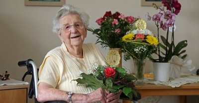 Zu ihrem 100. Geburtstag hat Dora Kunze am Montag viele Blumengrüße bekommen. Seit 20 Jahren lebt sie imHewag Seniorenstift.