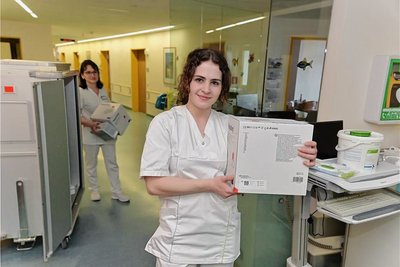 Gesundheits- und Krankenpflegerin Josie Petzold ist wie viele ihrer Kollegen mit dem Einräumen beschäftigt. 