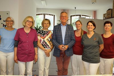 Dr. Hans-Joachim Schütt nimmt Abschied von seinen Patienten und seinem Team, zu welchem drei Ärztinnen und drei Sprechstundenhelferinnen gehören: Carina Strobel, Dr. Barbara Kothner, Dr. Siegrid Schütt, Sabrina Einecke, Ärztin Astrid Walther und Bianka Reichenbächer (von links).