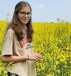 Stella Dorst aus Waschleithe war im Corona-Schuljahr viel öfter draußen unterwegs als zuvor, sagt sie. Weil sie Rapsfelder liebt, entstand diese Aufnahme unweit ihres Hauses bei einem der vielen Spaziergänge mit ihrer Mutti. Die kleine Aufnahme rechts entstand kurz nach Beginn des ersten Schuljahres am Gymnasium, also in der 5. Klasse. Die Fotos von damals werden die Beitragsreihe begleiten.