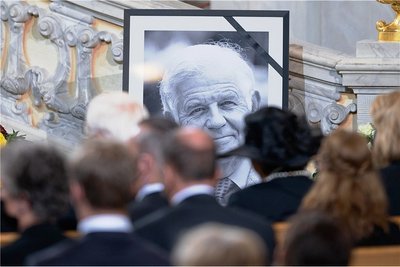 Auf einem großen Porträt in Schwarz-Weiß beim Trauerstaatsakt stets präsent: der am 12. August im Alter von 91 Jahren verstorbene Kurt Biedenkopf. Er war vom Spätherbst 1990 bis zum Frühjahr 2002 Sachsens erster Ministerpräsident nach Wiedergründung des Freistaates. 