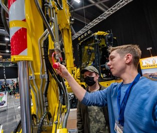 Spannende Technik im Rohrleitungsbau: Aaron Hanisch (r.), Auszubildender im zweiten Lehrjahr bei der Oelsnitzer NR Tiefbau GmbH, beantwortet die Fragen von Jakob Kehrer aus Lichtenstein.