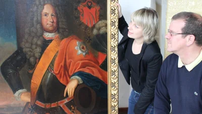 Prunkstück der Sonderausstellung ist ein Gemälde, das Julius Ernst von Tettau (1644-1711) zeigt, einen Feldherrn von europäischem Rang. Das Bild, das im Besitz von Nachfahren der preußischen Familienlinie ist, wird hier begutachtet von Museologin Claudia Fischer und Michael von Tettau, einem Vertreter der sächsischen Linie.