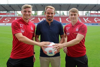 Elias Huth (l.) und Sascha Härtel (r.) zusammen mit FSV-Sportdirektor Toni Wachsmuth.