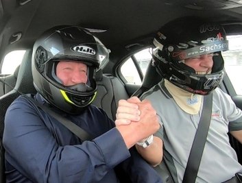 Wolfgang Fritzsche (li.) wurde von Uwe Wächtler über den Sachsenring gefahren.