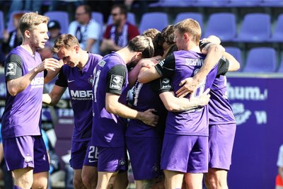 Tor für Aue: Marvin Stefaniak (34, Aue) trifft zum 2:1 und jubelt.