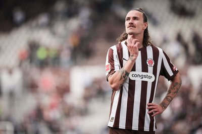 Stärkt seinem Trainer den Rücken: St. Paulis Trainer Jackson Irvine. (Archivbild)