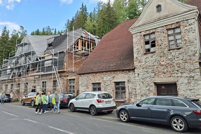 Das Gebäudenensemble der Gaststätte „Dreckschänke“ in Potůčky wird mit großem Aufwand saniert.