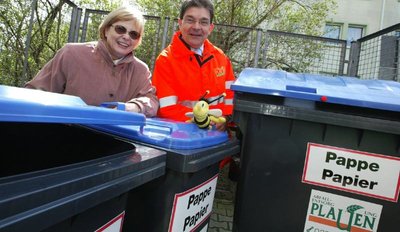 
              <p class="artikelinhalt">Haben gut lachen: Ilona Gogsch von der Stadtverwaltung und Karsten Treiber, Betriebsleiter der Abfallentsorgung Plauen GmbH. Mit der Verteilung von blauen Tonnen im Stadtgebiet bleibt das lukrative Geschäft der Altpapier-Entsorgung in städtischer Hand. </p>
            