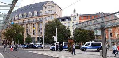Die Polizei zeigt Präsenz. Am Mittag war alles ruhig. Polizei trudelt langsam ein.