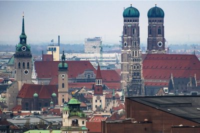 Blick auf die Frauenkirche in München: In einer Kirchenbank in der Mitte des Doms haben die Chemnitzer den Geldbeutel gefunden. 