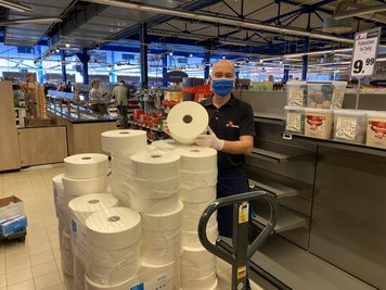 Ein Supermarkt in Aue verkauft wegen der hohen Klopapier-Nachfrage jetzt XXL-Rollen aus der Gastro-Branche