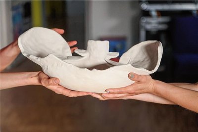 Aus verschiedenen Kunstobjekten, wie zum Beispiel einem Becken, waren Tonaufnahmen von Chemnitzerinnen zu hören, die ihre Erfahrungen mit der Menstruation teilten. 