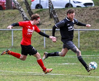 Die einzige Nullnummer am 17. Spieltag gab es beim Duell zwischen David Kurz (rechts) mit seinem VfB Plauen Nord gegen die SG Kürbitz um Niklas Schmidt (links). Damit bleiben beide Mannschaften im Jahr 2024 ohne Niederlage. 