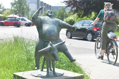 Der singende und reitende Usbeke, eine Arbeit von Gottfried Kohl, steht an der Paul-Müller-Straße im Stadtteil Friedeburg.
