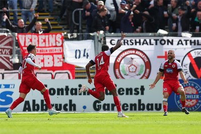Enrique Lofolomo bejubelt sein Führungstor.