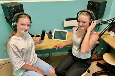 Ida und Leni Schmidt (r.) im Media-Labor des neuen „Maker Space“ im Herder-Gymnasium in Schneeberg. Das extra dafür entwickelte Unterrichtsprofil kommt den Zwillingen sehr entgegen.