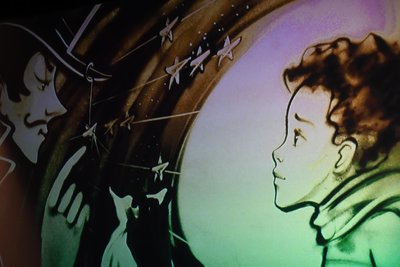 Die Kunstwerke wurden auf eine Leinwand übertragen.