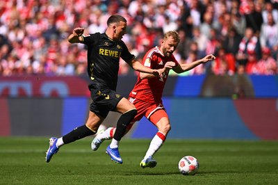 Said El Mala entkommt auf dem Weg zum Kölner 1:2 Bayern-Verteidiger Konrad Laimer (r).