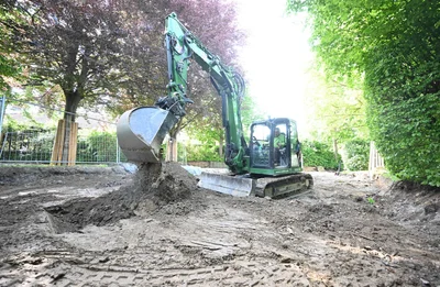 Gefahr unter der Erde: Beim Graben im Garten können Strom-, Gas- oder Wasserleitungen beschädigt werden.