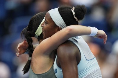 Coco Gauff (r) umarmt Eva Lys nach einem Match. (Archivbild)
