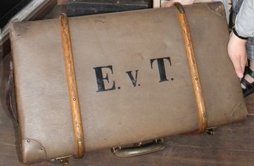 E. v. T. steht für Edith von Tettau. Mit dem Koffer verließ sie 1980 Sachsen - als Letzte der Familie von Tettau.