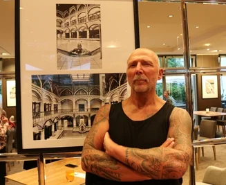 Die Tattoos des Theaterfundusleiters Tino Helbig inspirierten Katharina John im Johannisbad.