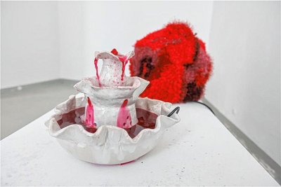 Am sogenannten Blutbrunnen konnten sich die Besucherinnen und Besucher Geschichten rund um das Thema Sex und Menstruation anhören. 