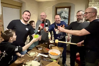Markus Hüther, Michael Tham, Hagen Risch, Daniel Weigel und Rico Groschup (v. l.) sind seit Jahren eine eingeschworene Sauerkraut-Machergemeinschaft. Mit Markus Hüther Söhnen Albert und Ludwig (l.) wächst bereits interessierter und talentierter Nachwuchs heran.
