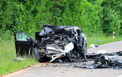 Die beiden Autos wurden komplett zerstört.