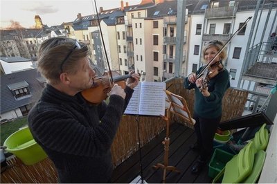 Claudia Zakowsky und Marius Marx spielten auf ihrem Balkon in Schloßchemnitz drei Lieder und beteiligten sich so an Balkonkonzerten am 22. März.