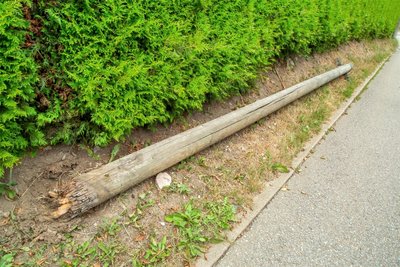 Dieser Mast war am Samstag in Zwönitz umgefallen und hatte nur knapp zwei geparkte Autos verfehlt.