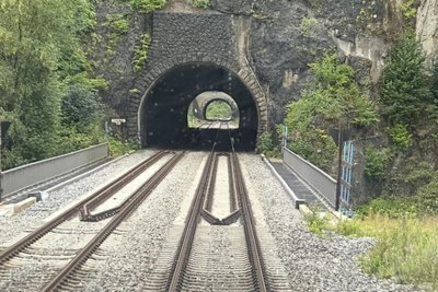 Auf der Bahnstrecke zwischen Hersbruck und Pegnitz reihen sich Tunnel und Brücken oft eng nacheinander.