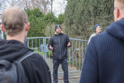 Mika Eckhardt vom Klimabündnis informiert Besucher über die Funktionsweise einer Wärmepumpe.