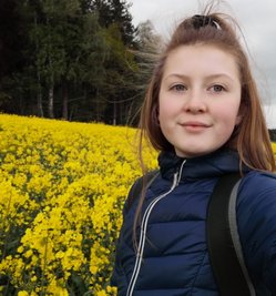 Ohne sich abgestimmt zu haben, entstand auch dasSelfie von Lana-Alina Gerstner aus Dorfchemnitz im Rapsfeld. Denn auch für sie sind Wanderungen und Spaziergänge im zurückliegenden Schuljahr typisch gewesen. Für das Foto ist sie auf den sogenannten "Fichtelbergblick" gelaufen, der sich unweit der Siedlung befindet, in der Lana-Alina mit ihren Eltern und dem kleinen Bruder lebt. 