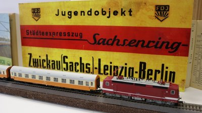 Eine originalgetreue Kopie des Zugschildes hinter einer "Städteexpress"-Miniaturmodellbahn.