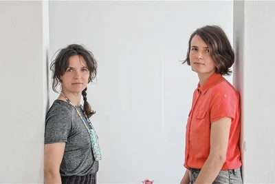 Die Künstlerinnen Johanna Bender und Constanze Kresta (von links) hatten die Idee zu der Ausstellung. Sie möchten Wissen rund um den weiblichen Zyklus vermitteln und Probleme aufzeigen. 