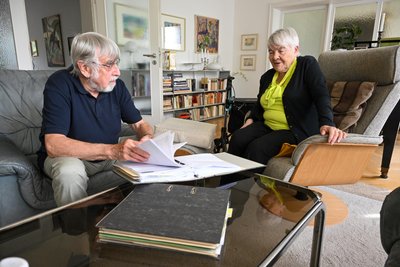 Bei Wolfgang und Ute Seidel haben sich in den Jahren mehrere Ordner mit Akten und Schriftwechsel zu dem Streit angesammelt.