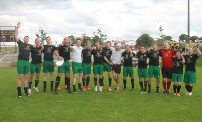 Groß war der Jubel bei den Mühltroffer Spielern nach dem Abpfiff. Mit einem 2:1-Heimsieg gegen die SpVgg Reinsdorf-Vielau hat der VfB den Klassenverbleib in der Fußball-Landesklasse perfekt gemacht. 
