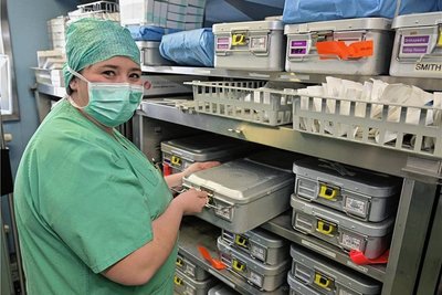 OP-Schwester Laura Kunzendorf bringt den OP-Bereich auf Vordermann. 