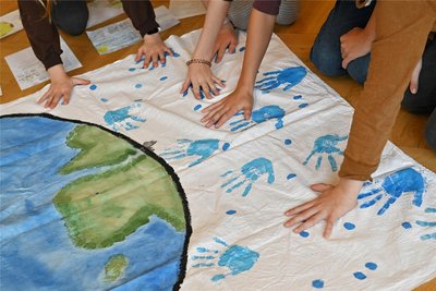 Symbolhaft drückten die Schüler ihre Handflächen auf das Banner.
