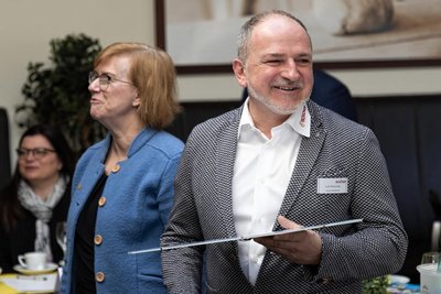Lutz Roscher nahm vor Kurzem das Ausbildungszertifikat der Bundesagentur für Arbeit für herausragende Nachwuchsförderung entgegen. Im Bild mit Cordula Hartrampf-Hirschberg.