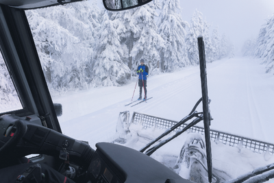 Die Pisten am Fichtelberg sind wegen der Coronaregeln gesperrt, die Menschen sollen sich nicht an den Liften drängen. Aber mehrere Loipen sind gespurt und ein Skiwanderweg nutzbar. Dort kann man - mit dem nötigen Abstand - Wintersport treiben. 