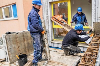 Viel Geld investiert die Stadt unter anderem in die Kita Knirpsenhaus. Aktuell wird dort ein neuer Fahrstuhlschacht errichtet. 