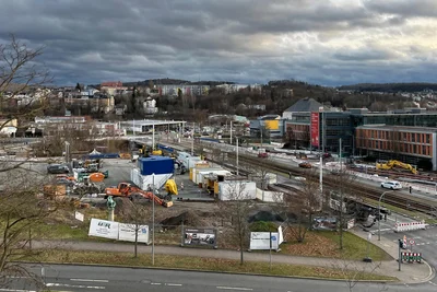 Nadelöhr Neue Elsterbrücke in Plauen: Noch ist zumindest die Fahrspur stadtauswärts frei - doch das ändert sich im Januar.